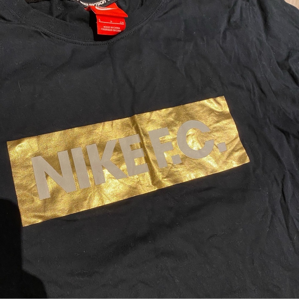 NIKE long tshirt w trendy gold logo w stretch super comfy